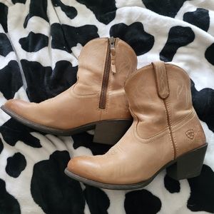 Ariat size 8 women's boot